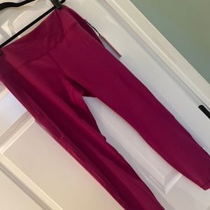 YOGALICIOUS ankle tight work out leggings. Size XL. CoLor is magenta haze. NWT
